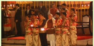 Abe and Modi perform Aarti at Varanasi